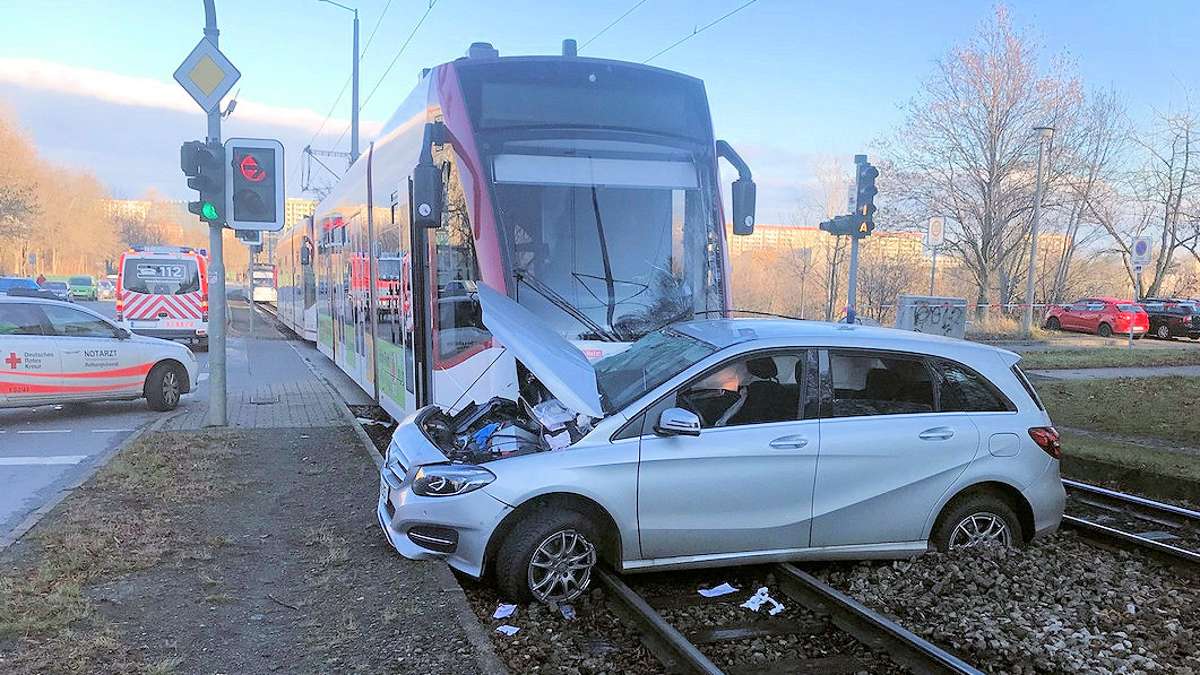 Thüringen: Auto von Straßenbahn mitgeschleift: 84-Jähriger schwer verletzt