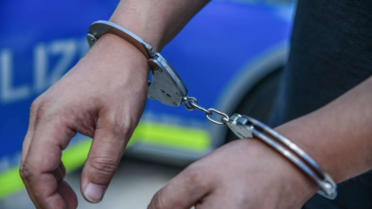 Räuberischer Diebstahl in Meiningen: Mann beißt und bespuckt Polizisten