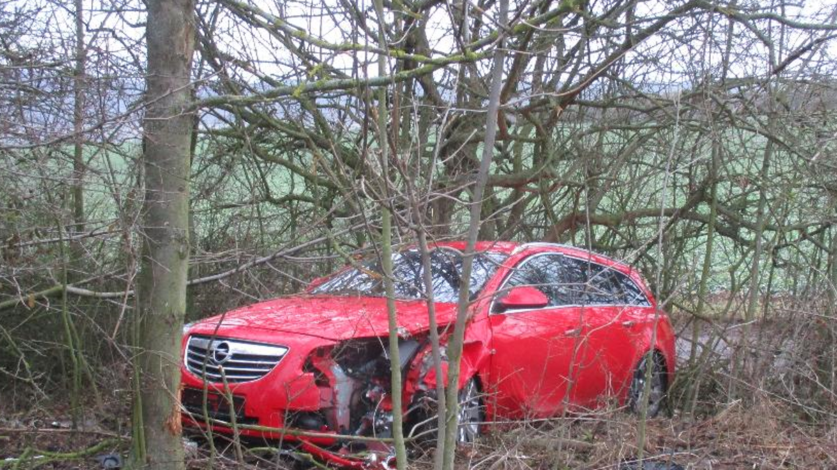 Thüringen: Fahranfänger prallt mit Wagen gegen Baum - Mitfahrerinnen schwer verletzt