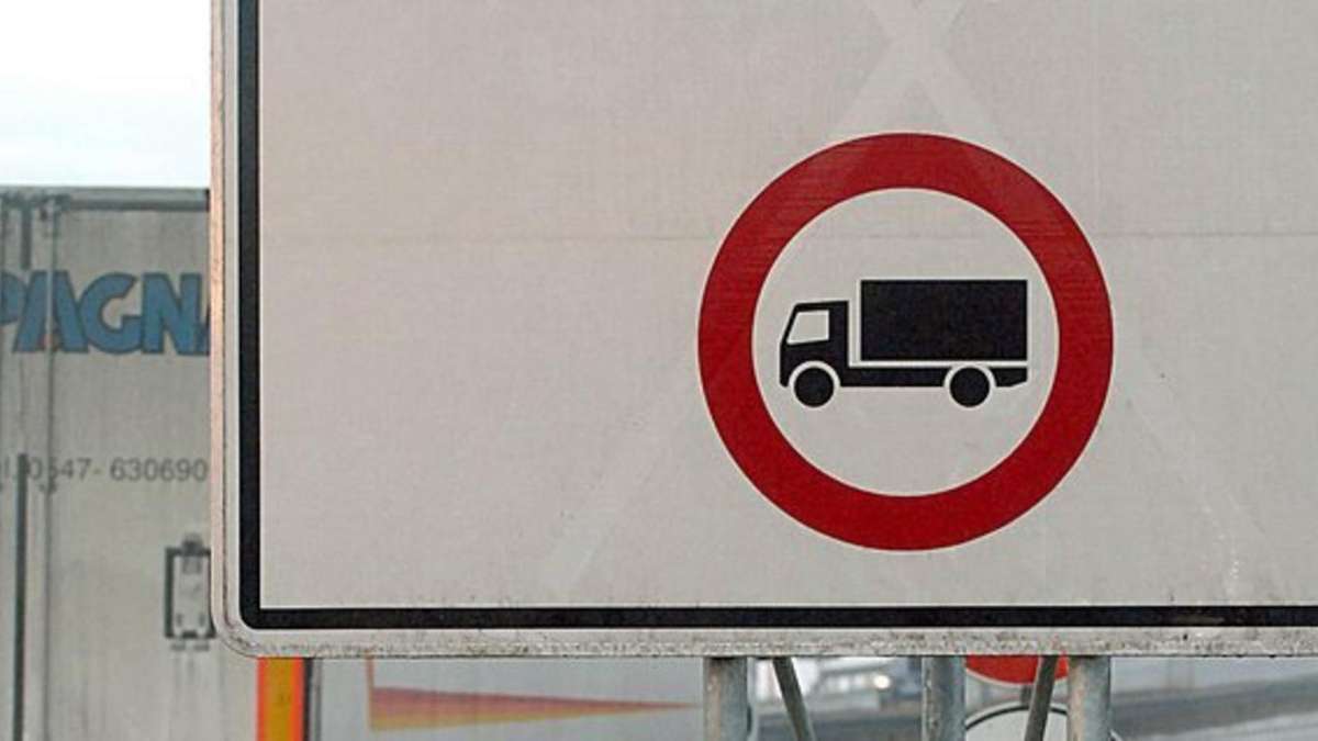 Thüringen: Laster bleibt an Kabel hängen, zweiter trotz Navi an Hauswand