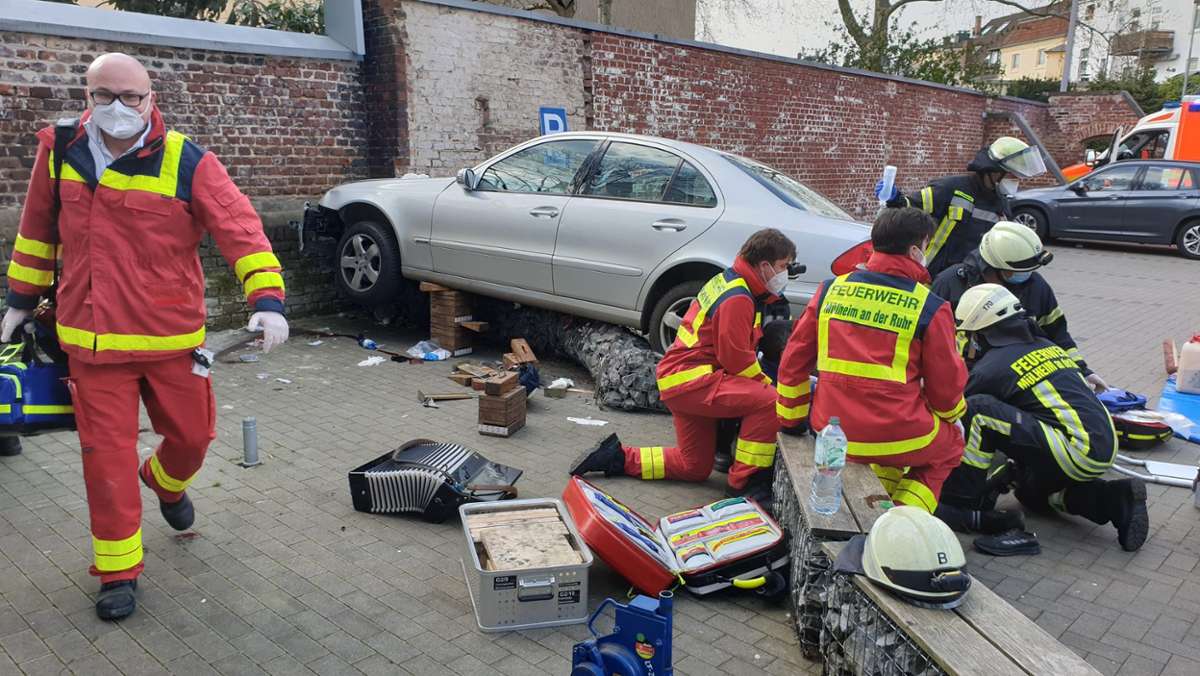 Frau tot: Auto rast auf Supermarkt-Parkplatz in Passanten