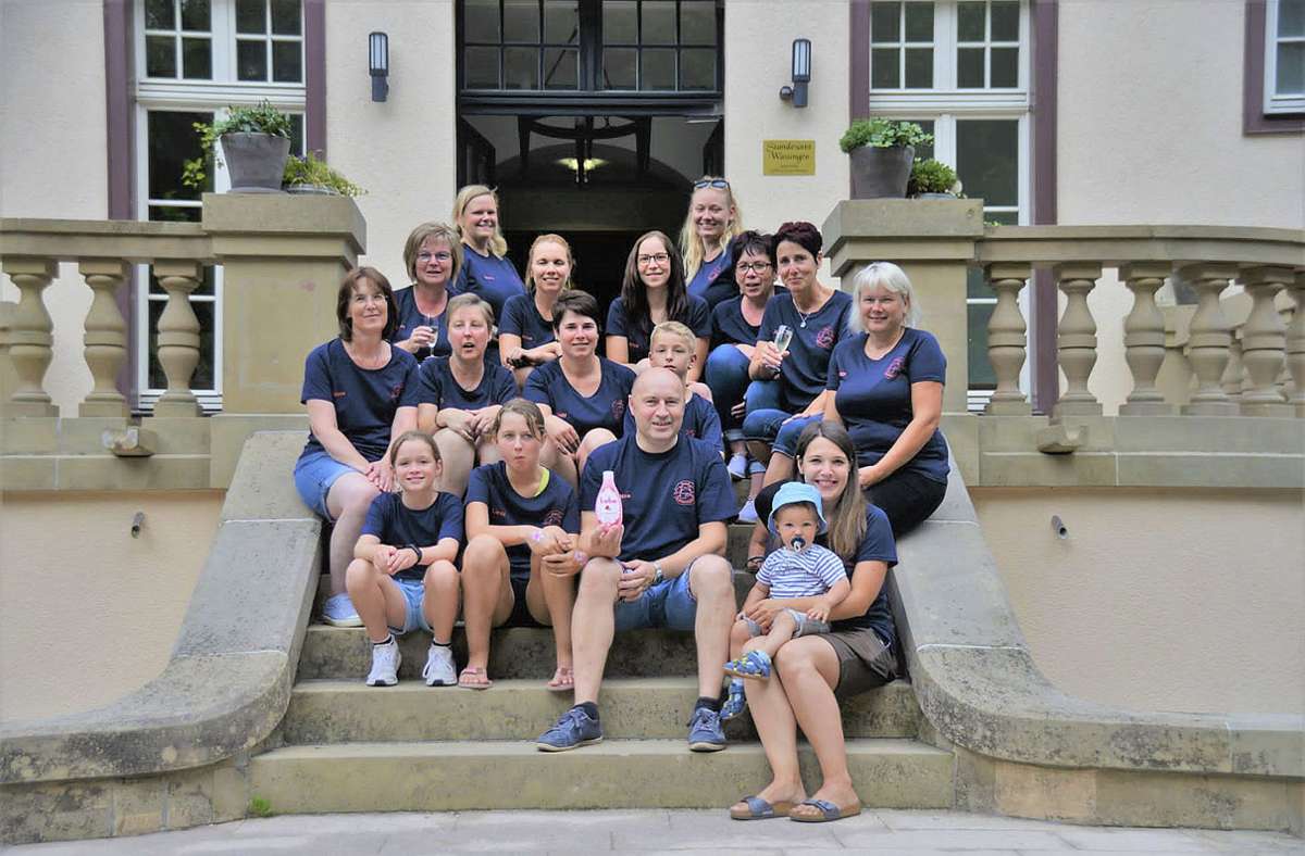 Die Mitglieder des Feuerwehrvereins Hümpfershausen zogen in diesem Jahr mit ihrem Backhausfest von der Dorfmitte in das Schloss Sinnershausen um und nannten die Feierlichkeit  Schlossfest. Die Vorbereitungszeit betrug etwa eine Woche. Foto:  