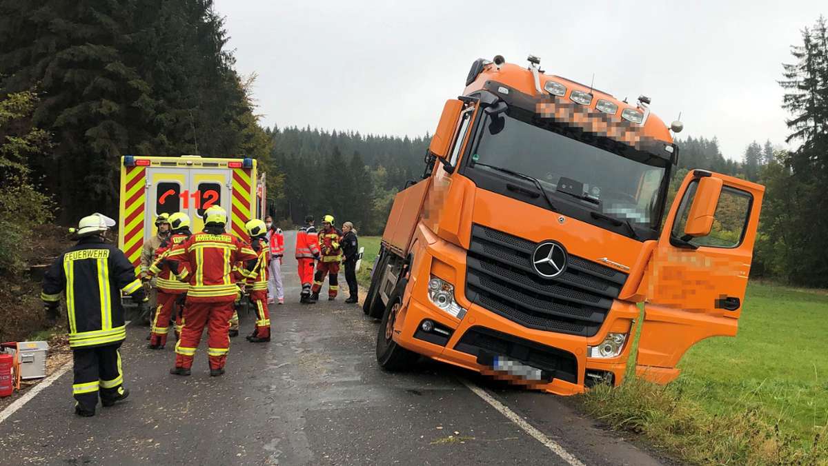 Sonneberg/Neuhaus: Lkw kommt von Straße ab: Fahrer hat gesundheitliche Probleme