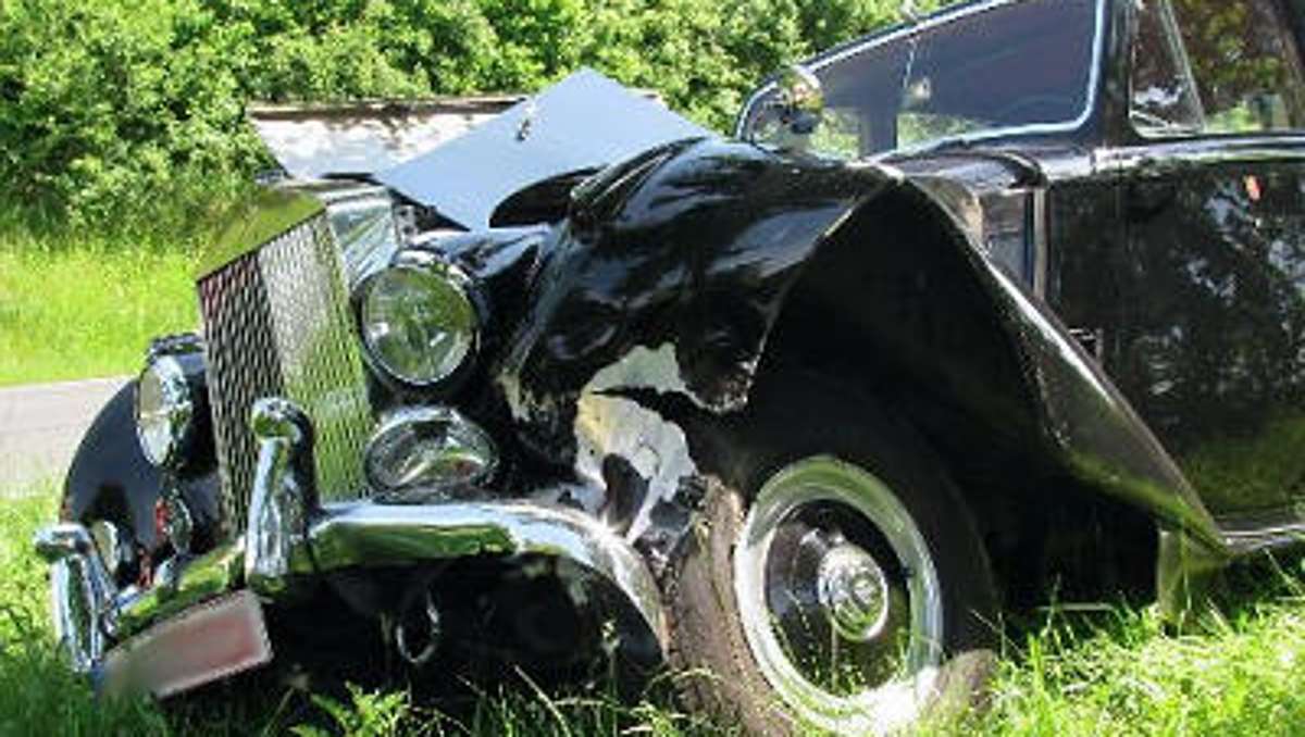 Thüringen: Thüringer vertraut Navi - Luxusauto schwer beschädigt