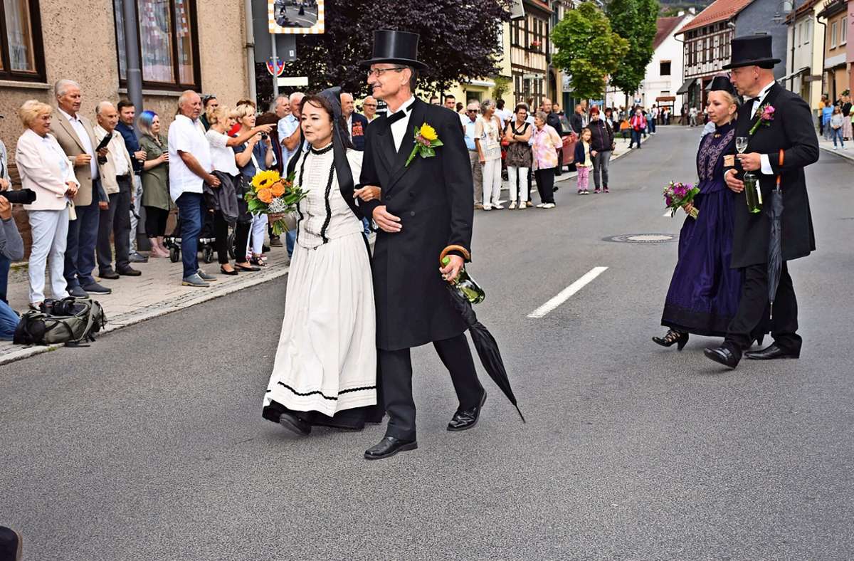 Nach dem Gottesdienst in der 365 Jahre alten Kirche setzte sich der Kirmesumzug am Sonntag durch Steinbach-Hallenberg in Bewegung.