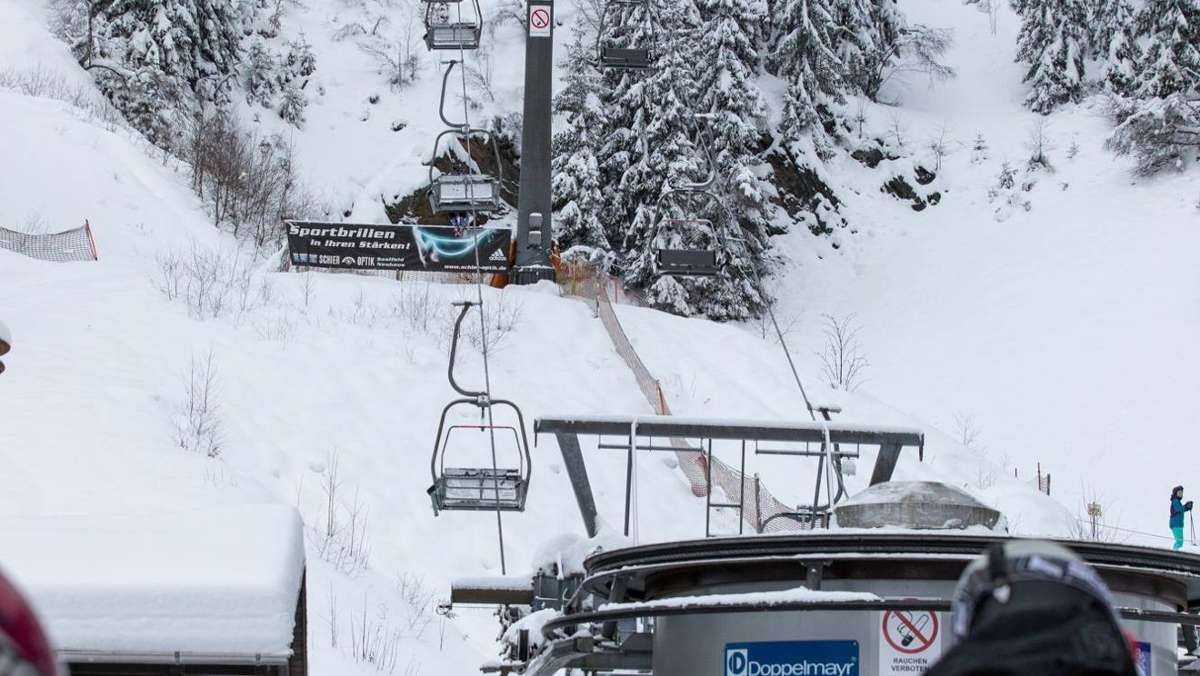 Sonneberg/Neuhaus: Mit Sommerreifen bei der Skiarena Silbersattel gegen Zaun gekracht