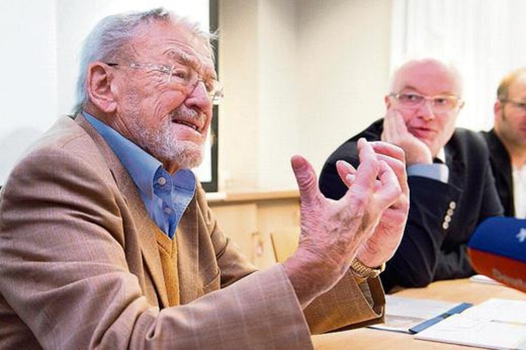Günther Rudolph (links) saß einst selbst im Speziallager in Buchenwald. Hier berichtet er neben dem Direktor der Gedenkstättenstiftung, Volkhard Knigge, davon. Foto: dpa