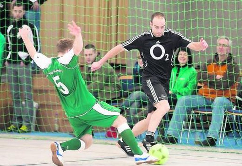 Auch im "Nachbarschaftsduell" mit Manebach II (in grün) dominierte der FSV 97 Stützerbach klar und gewann mit 3:0. Foto: Liebold