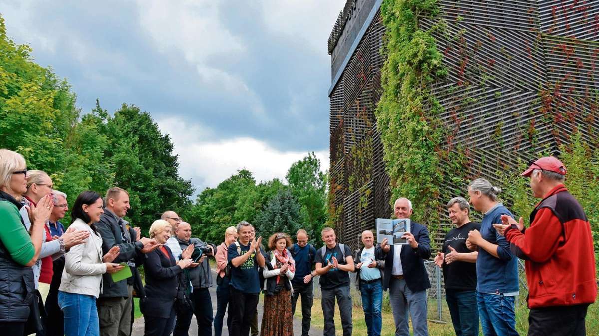 Meiningen: Polnische Besucher besichtigen Fledermaus-Turm