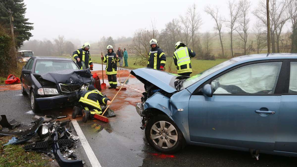 Hildburghausen: Autos stoßen bei Eishausen zusammen - drei Verletzte