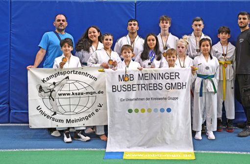 Edelmetall gesammelt: Die Aktiven des KSZU Meiningen freuen sich über ihre Medaillen und Pokale. Foto:  