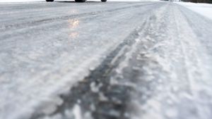 Mehrere Unfälle nach Schneefall : Zwei Menschen bei Frontalzusammenstoß verletzt