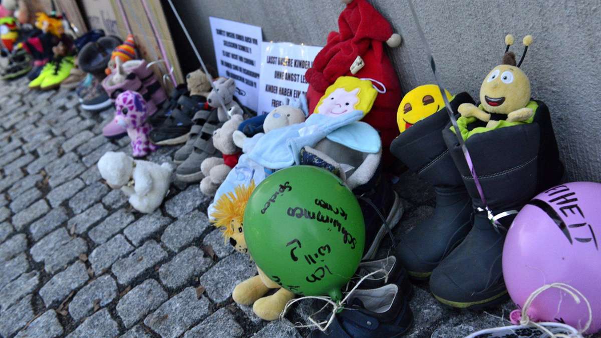 Protest: Kinderschuhe, Luftballons und Spieltiere