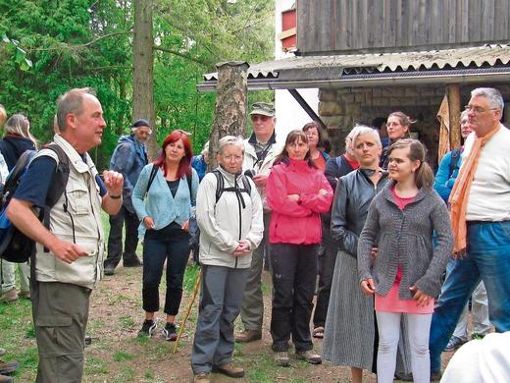 Der Leiter des Literaturmuseums Andreas Seifert (l.) führte die zahlreichen Wanderer zur Bakuninhütte. Foto: Ulrike Scherzer