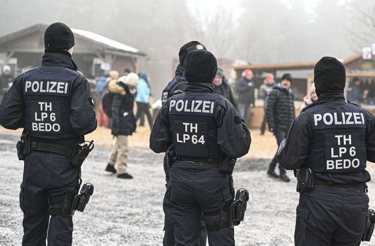 Nicht nur auf dem Biathlon-Gelände, wie hier im Hüttendorf, behält die Thüringer Polizei das Geschehen im Auge. Auch, wenn der Verkehr stockt, sind die Beamten vor Ort.