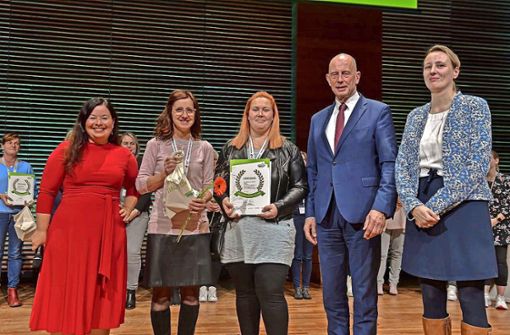 Die Vertreterinnen des Sülzfelder Kindergartens konnten die Auszeichnung  von Minister Wolfgang Tiefensee  entgegennehmen. Foto: /privat