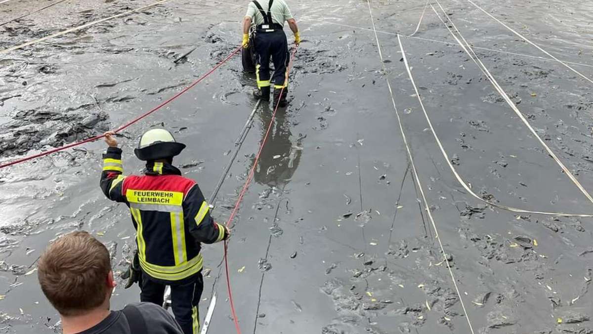 Feuerwehreinsatz: Angler steckt im Schlamm fest