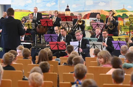 Das Thüringer Landespolizeiorchester spielt sein Verkehrserziehungsprogramm in der Lobensteinhalle in Eisfeld für etwa 130 Erstklässler aus der Region. Foto: /Bastian Frank