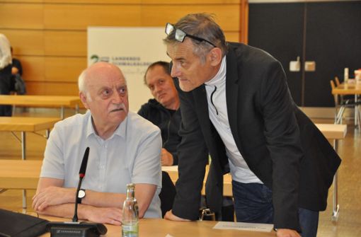 Manfred Heurich (l.) im Gespräch mit Rainer Partschefeld, dahinter  der ebenfalls fraktionslose  Jens Hammen. Foto:  