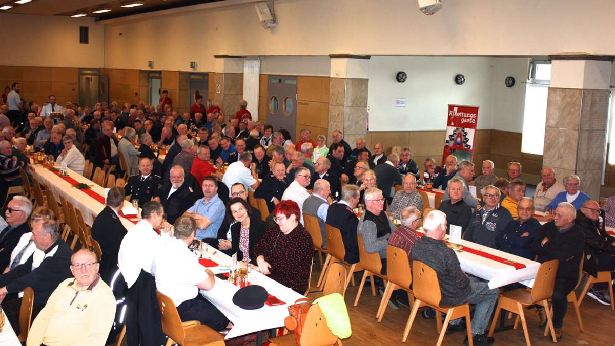 Feuerwehr-Treffen in Jüchsen: Großes Hallo von 400 alten Kameraden