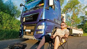 Trucker-Feierabend mit Camping-Flair am Rand von Rohr