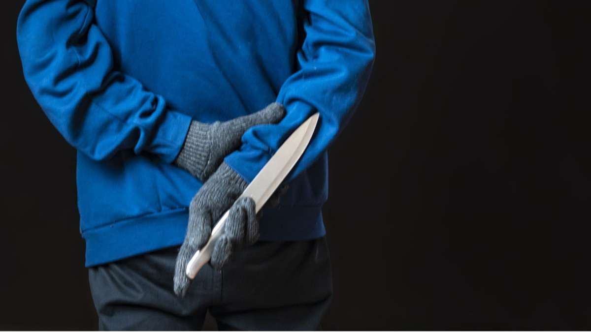 Polizei sucht Opfer: Betrunkener droht mit Messer im Zug