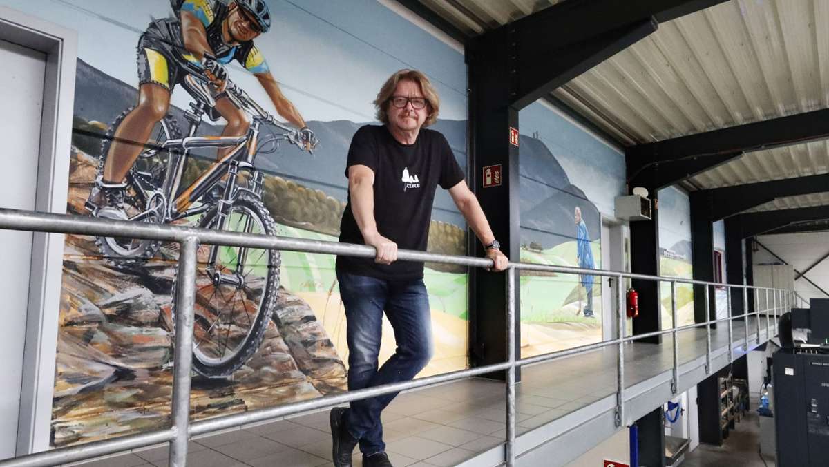 Farbe in der Fabrik: Wandgemälde lässt Werkhalle schillern