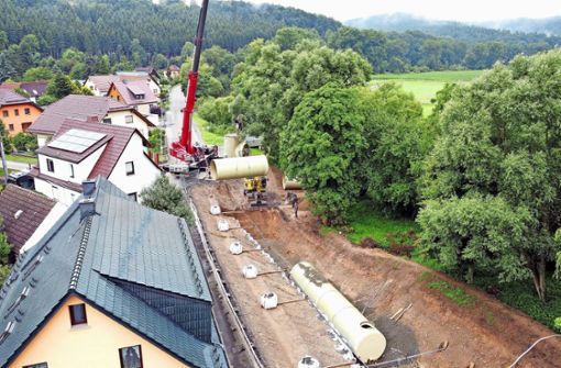 Per Kran wurden die Rohrstücke für den   Stauraumkanal in die Baugrube in der Zillbacher Straße gelegt. Foto: KWA Meininger Umland