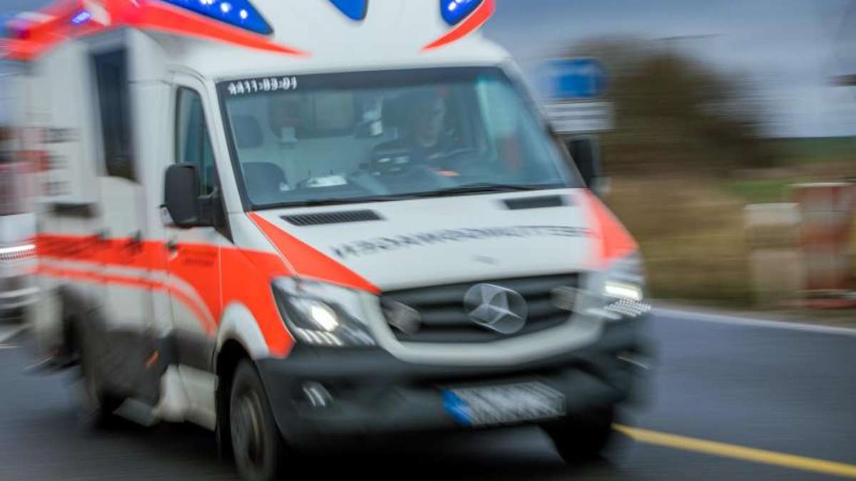 Thüringen: Gegen Hauswand gekracht: 72-jähriger Autofahrer stirbt bei Unfall