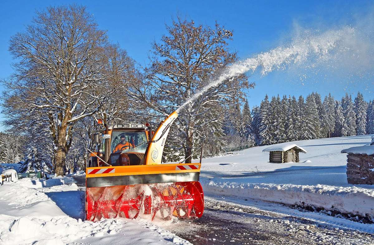 In hohem Bogen fliegt der Schnee aufs Feld: Bauhof-Mitarbeiter Andreas Anschütz ist mit der neuen Schneefräse des Ilmenauer Sport- und Betriebsamtes in Allzunah im Einsatz.