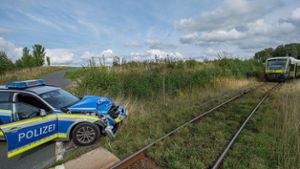 Zug erfasst Polizeiauto: Eine Polizistin verletzt
