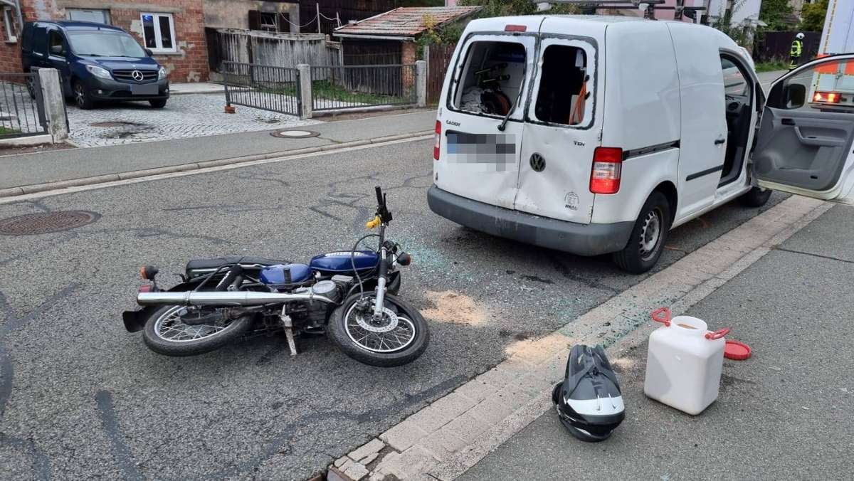 16-Jähriger schwer verletzt: Moped-Fahrer kracht ungebremst auf Transporter