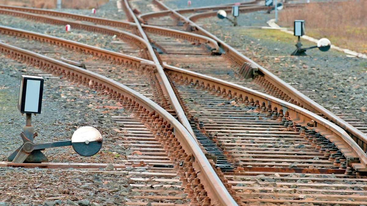 Bad Salzungen: Drama: Mann legt sich im Bahnhof Gerstungen auf Gleise