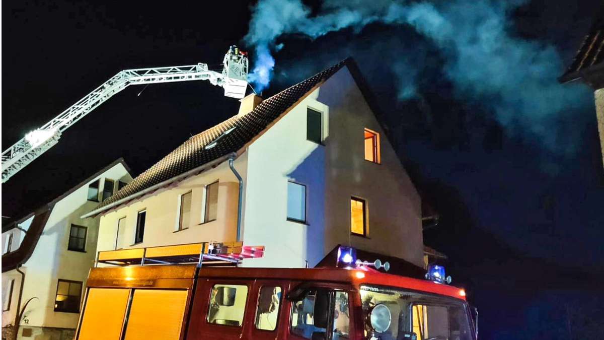 Schornsteinbrand: Feuerwehr muss Decken und Wände öffnen
