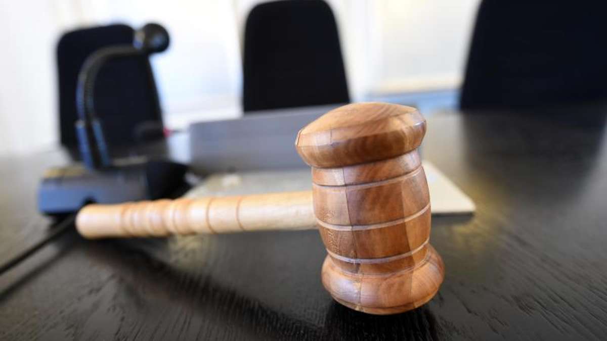 Suhl/ Zella-Mehlis: Mann sticht auf Ehefrau ein - Haft für 32-Jährigen