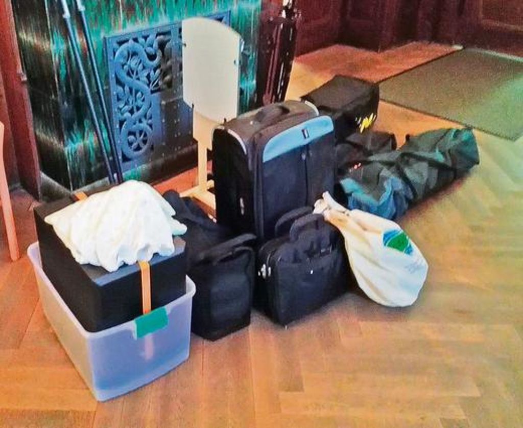 Mit vergleichsweise leichtem Kino-Gepäck ist Jörg Spannbauer zu seinen Gästen unterwegs, die bald nicht mehr in die Schauburg kommen können.