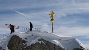 Reparatur in luftiger Höhe: Gipfelkreuz wieder vollständig