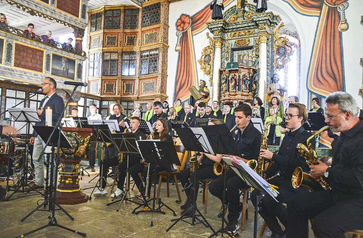 Prachtvolles Ambiente im Dom der Rhön Helmershausen und lebensfroh starke, aber auch zarte  Klänge  von dem jungen Ensemble der WAK-Bigband sowie dem Chor „Klangvollk“ – hier mit Solist Rigo Wildförster (vorn).