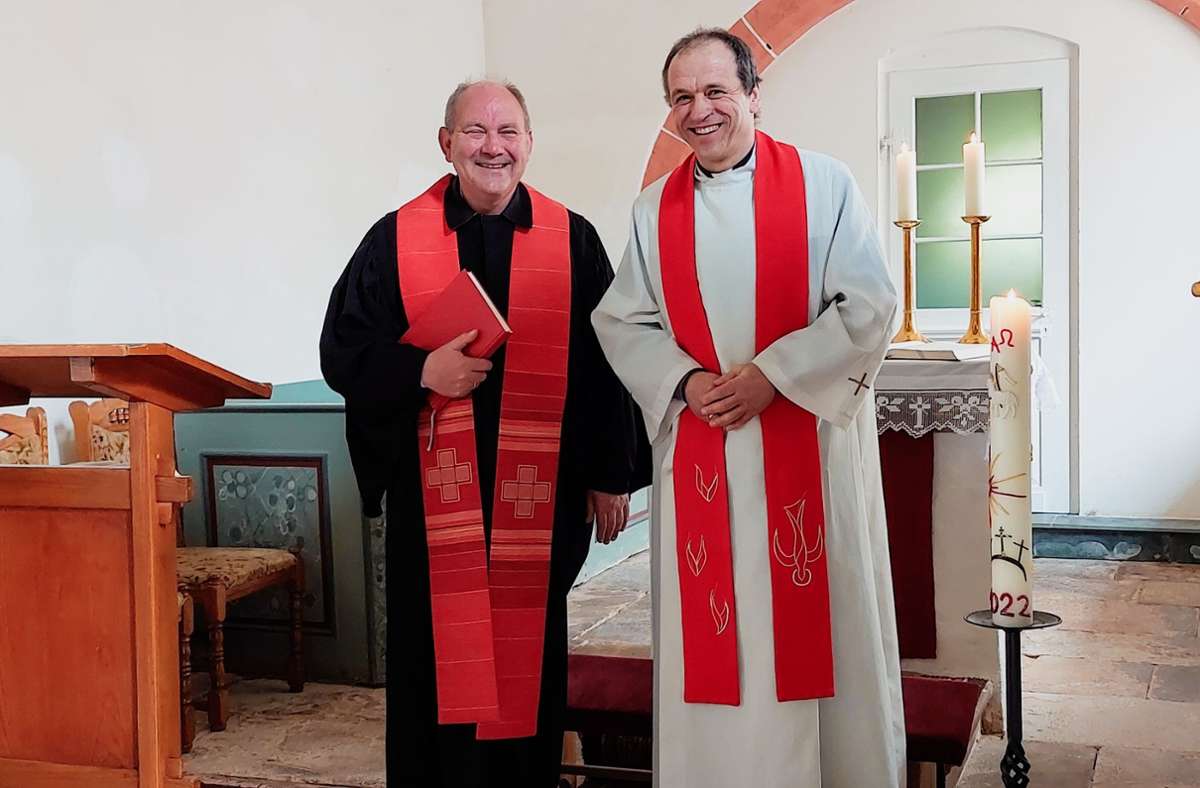 Henning Voigt  (rechts) aus Sünna wurde als Pfarrer in den Kirchgemeinden Pferdsdorf und Unterbreizbach durch den amtierenden Superintendenten Alfred Spekker (Frankenheim) in sein Amt eingeführt. Foto: Julia Otto