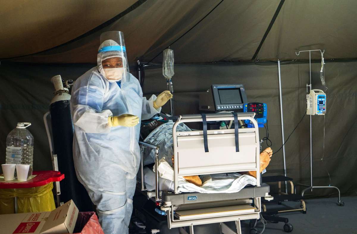 Eine Pflegerin versorgt einen Corona-Patienten in Südafrika. Dort wurde jetzt eine neue Virusvariante entdeckt. Foto: dpa/Jerome Delay