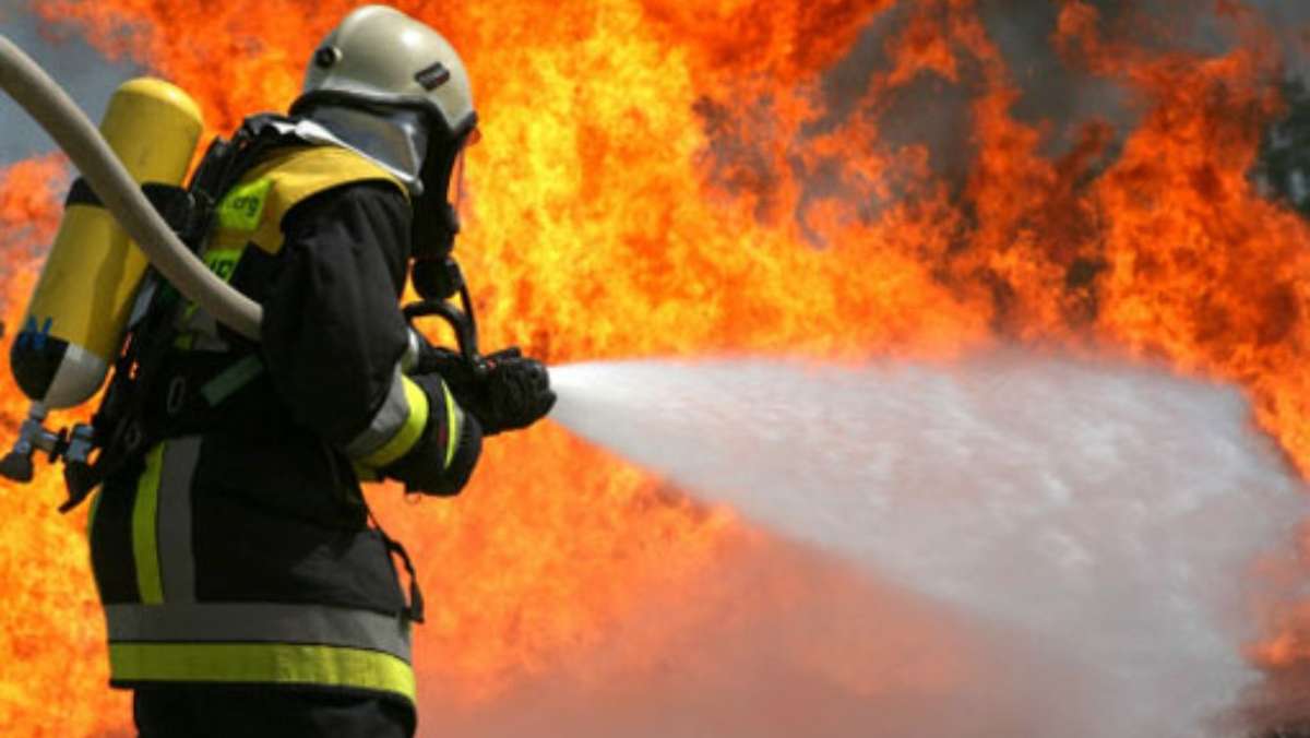 Thüringen: Unkrautbekämpfer lässt Schuppen in Flammen aufgehen