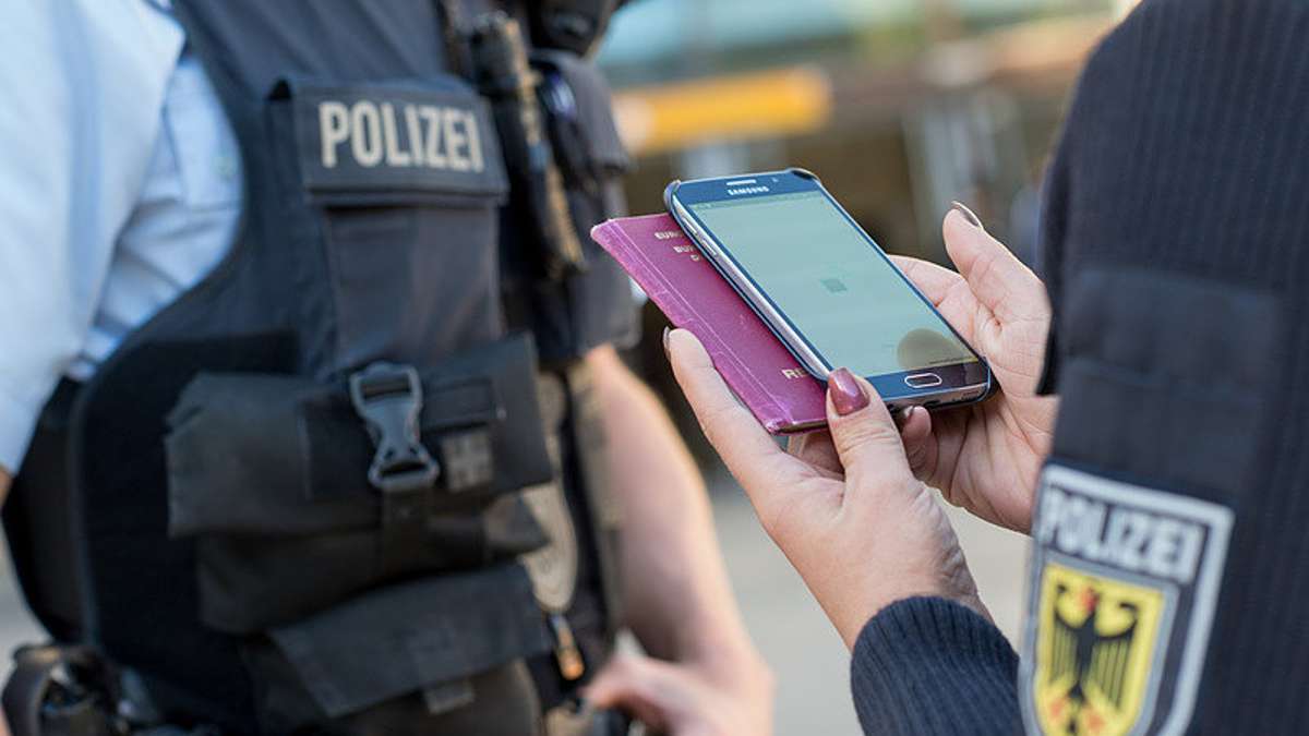 Thüringen: Thüringens Polizei wird digital - Test mit Smartphones