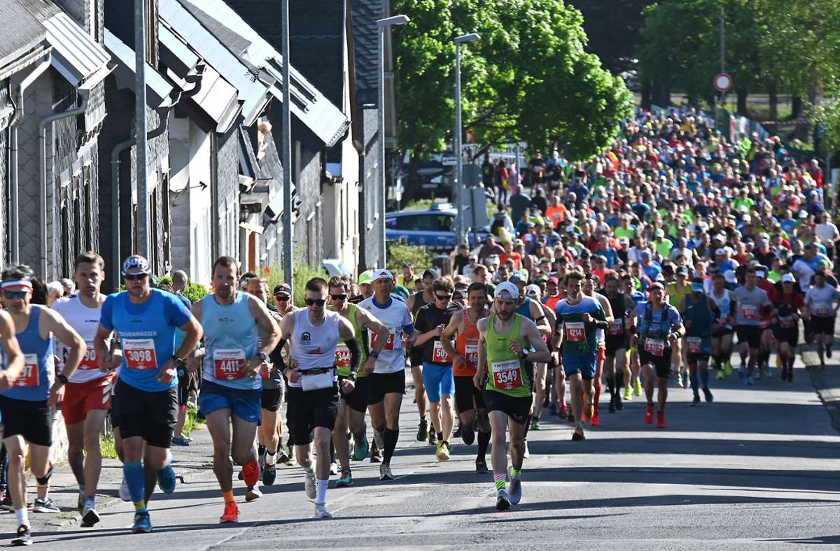 Die Mantelstraße in Neuhaus wird zur Marathonstrecke für knapp über 2000 Rennsteigläufer.