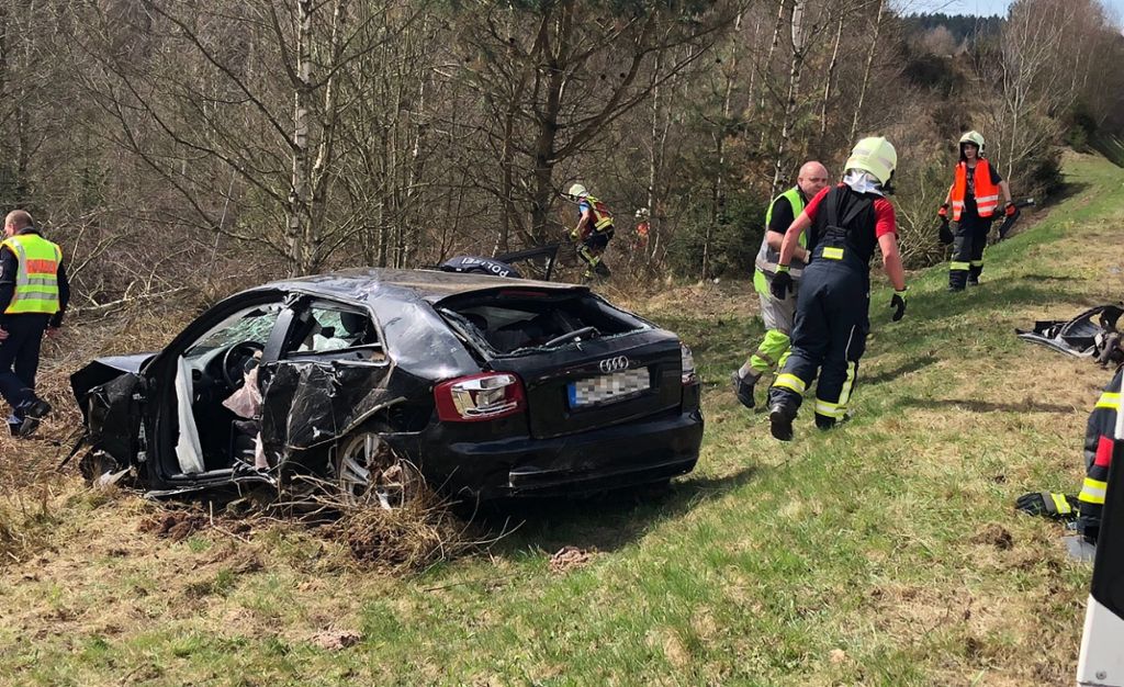 Ein total zerstörtes Auto steht am 12. April 2018 neben der Autobahn 71 unweit von Suhl. Der Fahrer wurde schwerst verletzt.