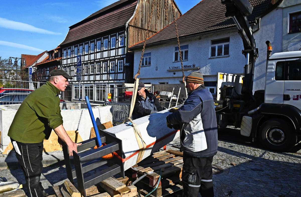 Die Firma Bauwi aus Wichtshausen trifft Vorbereitungen zum Aufbau der Brunnenelemente. Foto:  