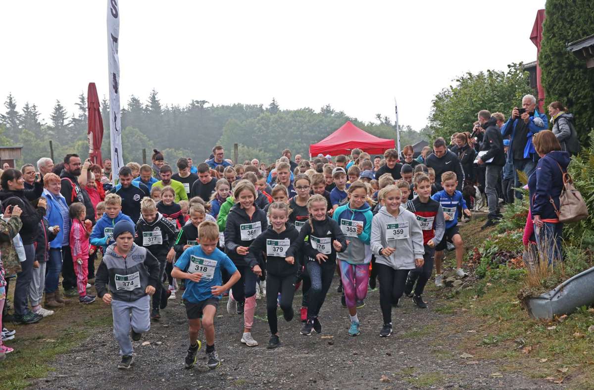Beim Start zum 3,1-Kilometer-Lauf werden die Kinder von ihren Eltern und Großeltern angefeuert.