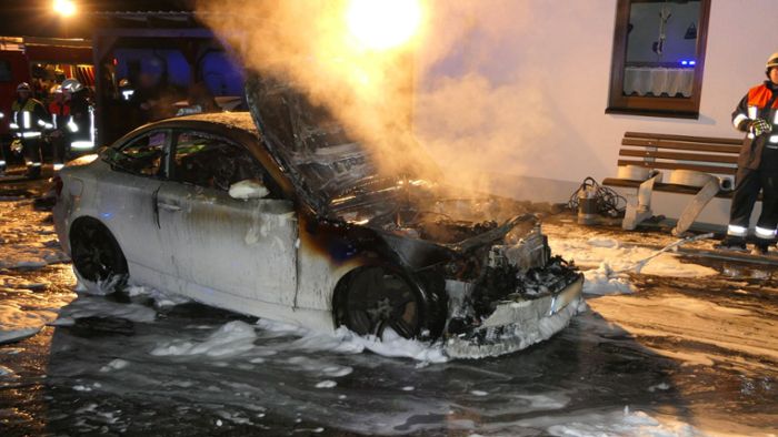 Auto in Maroldsweisach brennt lichterloh