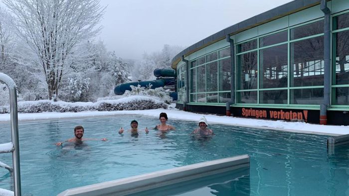 Winter-Wellness: Eiswasserschwimmen im Inselbergbad