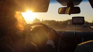 Schleusingen: Tief stehende Sonne: Auto fährt gegen Baum