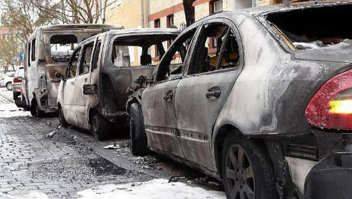 Thüringen: Autos gehen in Jena und Weimar in Flammen auf